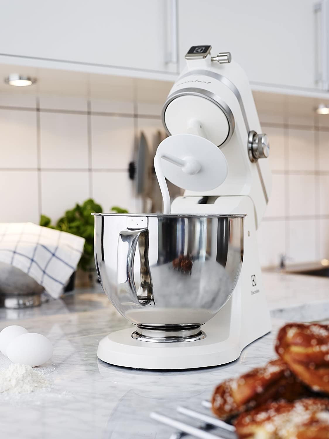 همزن کاسه دار Electrolux EKM4100